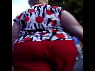 Plump Sexy Mature ass in red pants! Amateur!