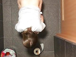 voyeur polish worker caught in bathroom (spy WC cam)