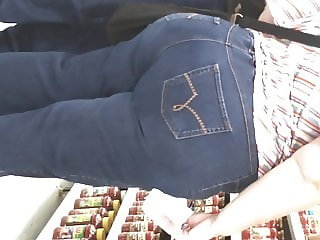 Big booty Italian gilf in jeans