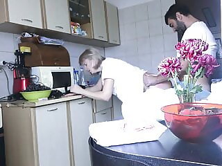 Gode come una matta mentre si fa scopare duro in cucina