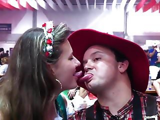 Tongue Kiss Archives: 'Beijinho de lingua Oktoberfest 2011'
