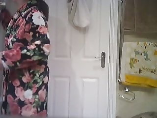 LA MAMAN PRENDS SA DOUCHE